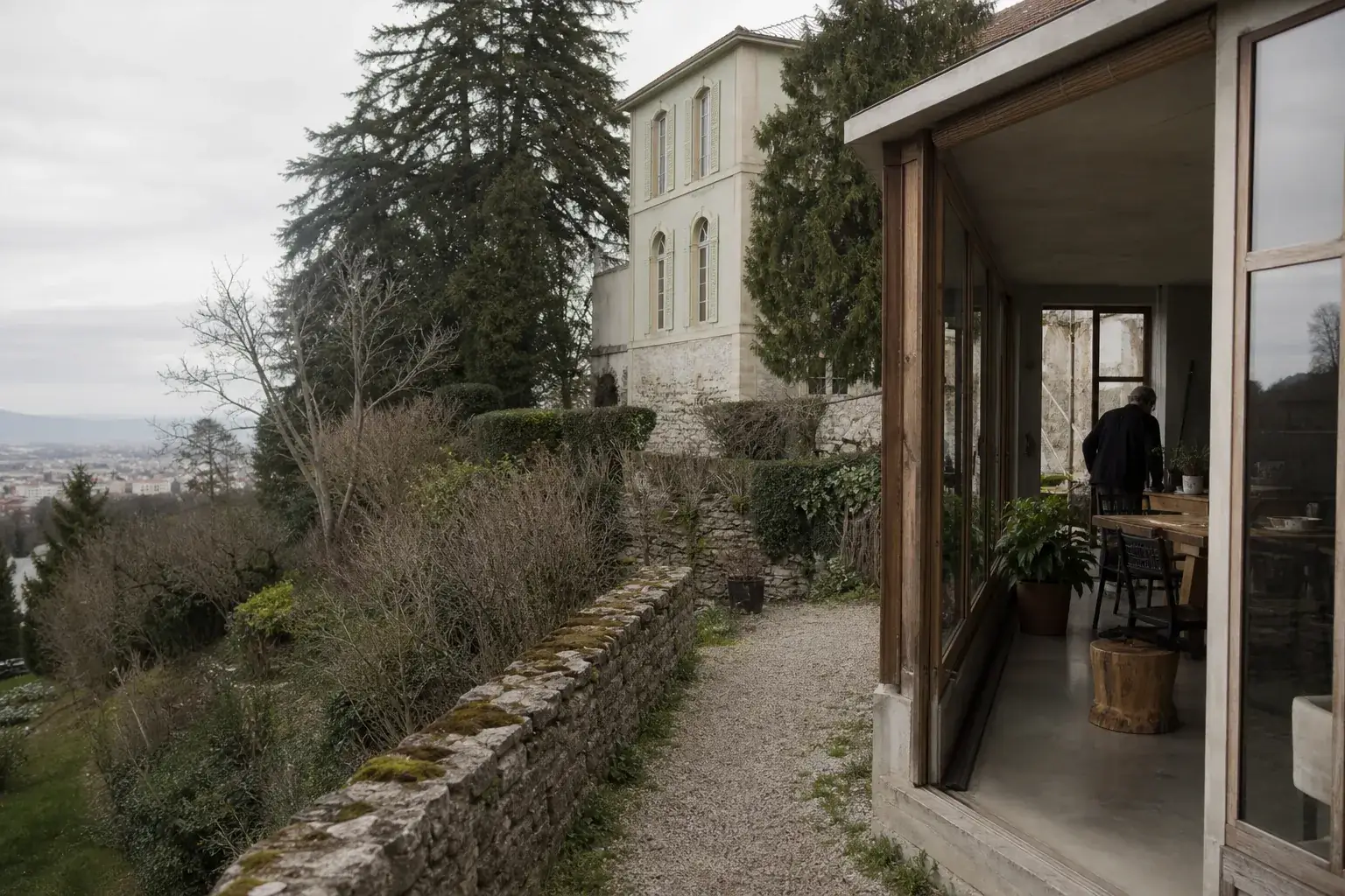 Maison bourgeoise sur un terrain de coteau boisé, soubassement en pierre, jardin en terrasses