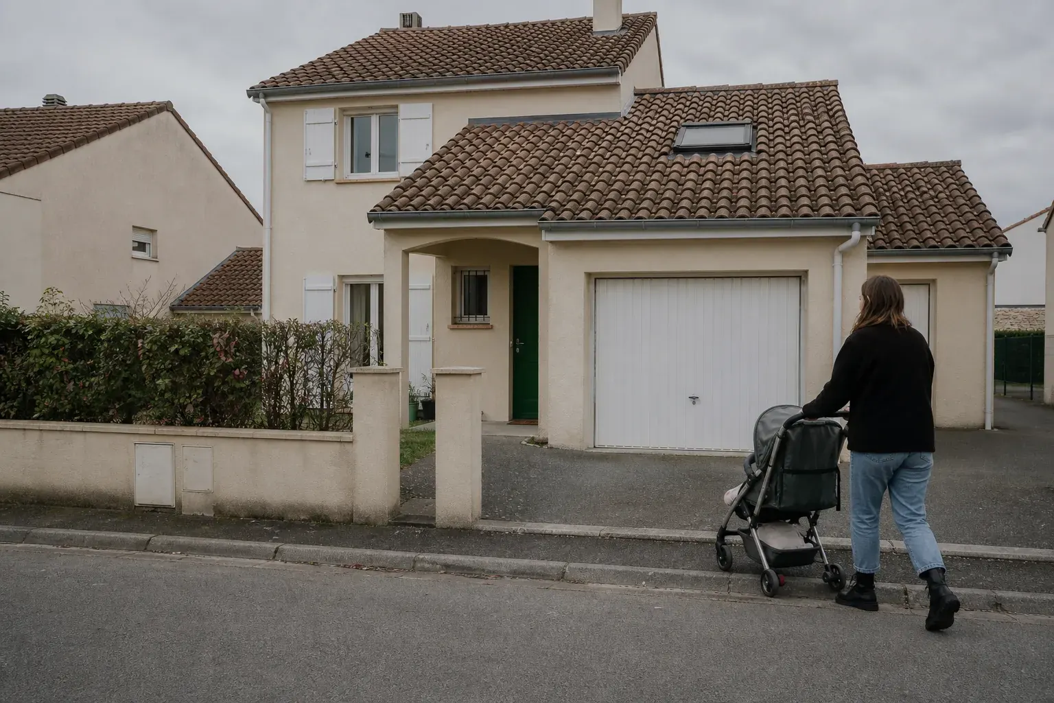 Maison des années quatre-vingt-dix dans un lotissement récent, garage intégré, haie jeune