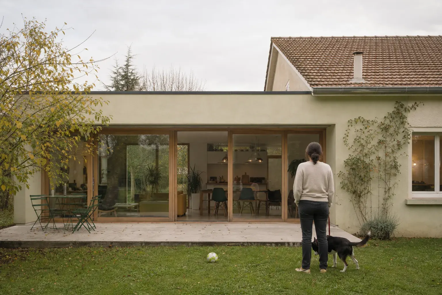 Extension maçonnée de plain-pied accolée à une maison des années soixante-dix, larges portes vitrées