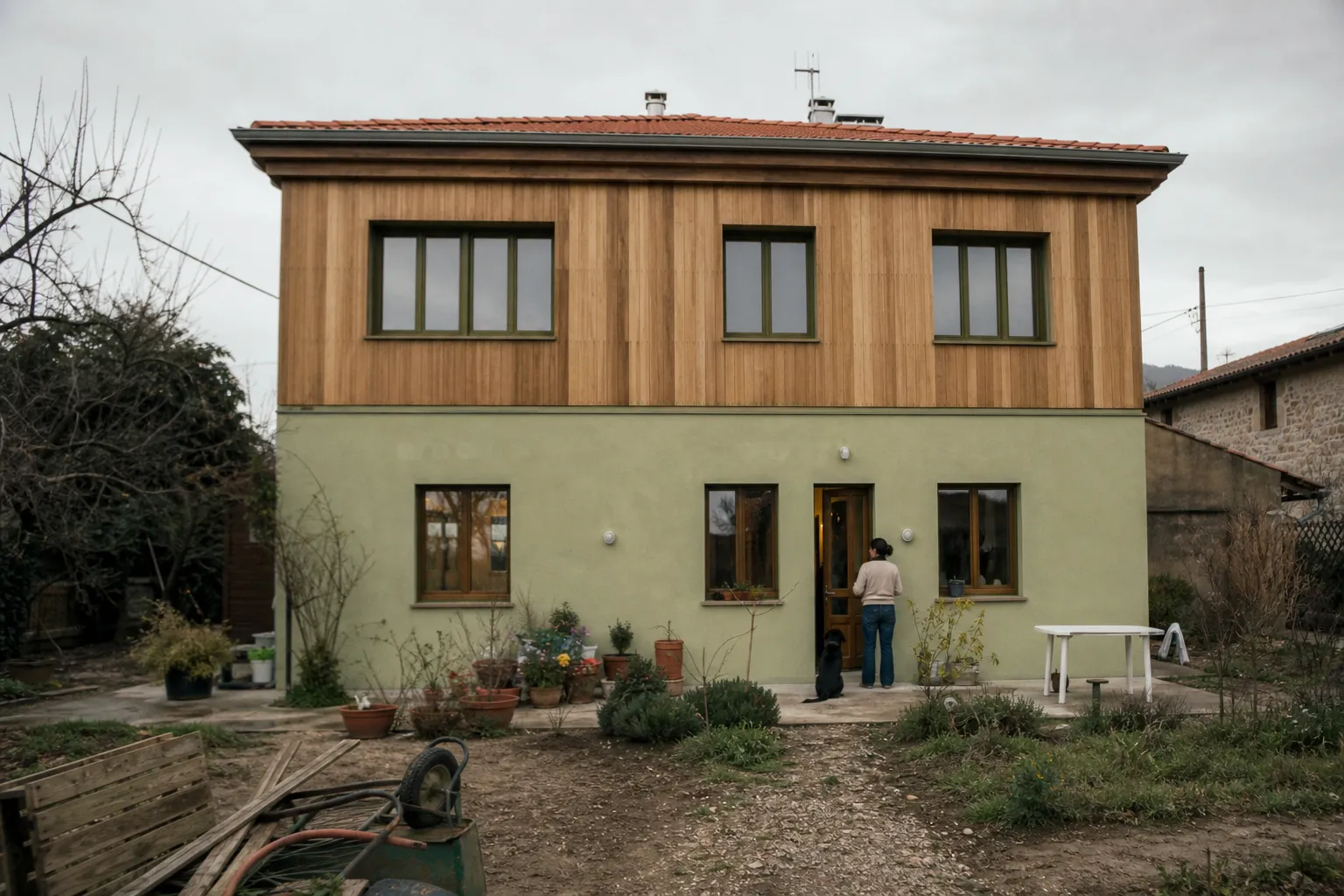 Maison dont l’étage a été ajouté, matériau différent au niveau haut, fenêtres alignées